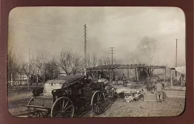 Primeira Guerra Mundial: a "Ucrânia nos anos 1914-1916 durante a invasão do exército alemão". Militares no local de um bombardeio (foto a p/b)
