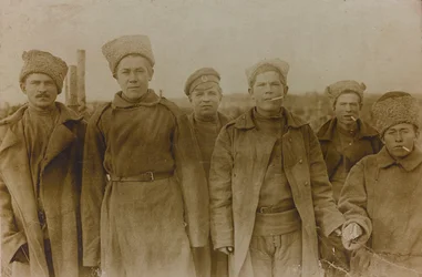Primeira Guerra Mundial: a "Ucrânia nos anos 1914-1916 durante a invasão do exército alemão". Grupo de soldados (foto a p/b)