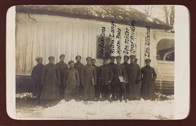 Primeira Guerra Mundial: a "Ucrânia nos anos 1914-1916 durante a invasão do exército alemão". Grupo de soldados (foto a p/b)