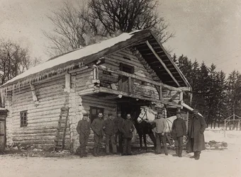 Primeira Guerra Mundial: a "Ucrânia nos anos 1914-1916 durante a invasão do exército alemão". Frente militar de uma casa (foto a p/b)