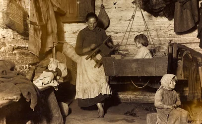 Primeira Guerra Mundial: a Ucrânia nos anos 1914-1916 durante a invasão do exército alemão. Família dentro de uma casa