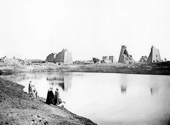 Ruínas sagradas do lago e do templo, Karnak, Nubia, Egito, 1887