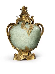 Um de um par de vasos e tampas no estilo Luís XV, suportes datados de 1883, porcelana do final do século XVIII ao início do século XIX (porcelana chinesa celadon montada em ormolu)