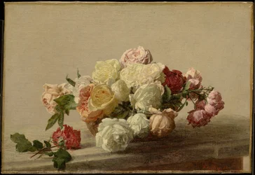 Taça de rosas sobre uma mesa de mármore