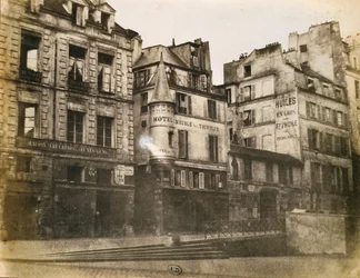 Vista da rua parisiense olhando para o Hotel de Ville, c.1851 (foto calotype)