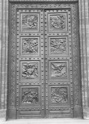 Vista da porta de La Madeleine composta de oito painéis de relevo representando as cenas do Decálogo e do Antigo Testamento (bronze)