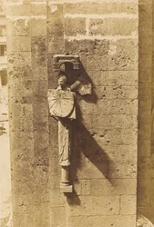 Anjo carregando um relógio de sol, na Igreja de Chartres
