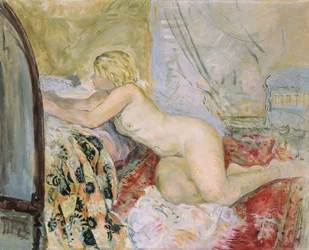 Nu deitado junto a uma cama