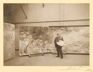 Claude Monet (1840-1926) na frente de suas pinturas 