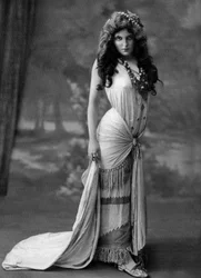 A atriz francesa Christiane Mancini no papel de Aiescha na peça "Les hommes de proie", Champigny, França, fotografia de Henri Manuel do jornal francês "Le Theatre", setembro de 1907