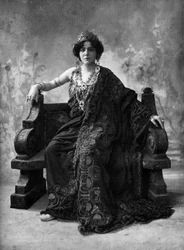 A soprano francesa Suzanne Brohly como Clitemnestre na ópera "Iphigenie en Aulide", Paris, fotografia de Henri Manuel do jornal francês "Le Theatre", abril de 1908