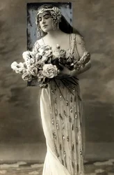 Retrato de corpo inteiro de Lucy Arbell, cantora de ópera francesa, em fato
