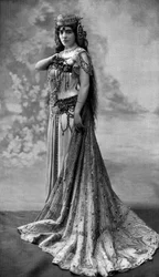 A cantora de ópera Germaine Bailac no papel de Dalila na ópera "Samson et Dalila", 1908 (fotografia a preto e branco)