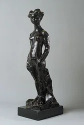 Rapariga de pé, com os braços ao lado do corpo