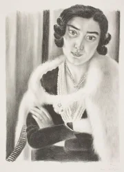 Mulher com capa de pele de raposa