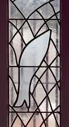 Vitral representando um peixe apanhado numa rede sob a Estrela da Salvação, a partir das escadas que conduzem à Capela do Rosário