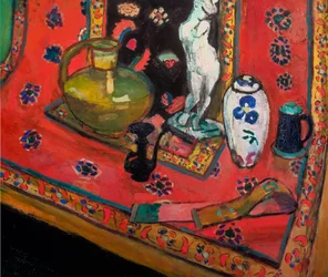 Estatueta e vasos sobre um tapete oriental