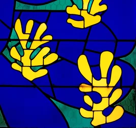 Vitral "Árvore da Vida" por detrás do altar da Capela do Rosário, Vence