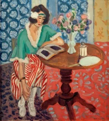 Mulher a ler numa mesa ((de vestido às riscas verdes e vermelhas)