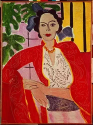 Mulher com um colar de pérolas
