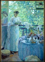 Madame O. na varanda Uma jovem lê um livro em um interior burguês, a mesa é servida no café da manhã. Pintura de Henry Ottmann
