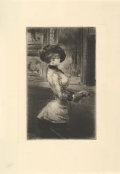 Mulher de três quartos no perfil em uma galeria de fotos.