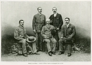 Retrato de Henry Morton Stanley (John Rowlands 1841-1904) rodeia os seus oficiais da esquerda: Dr. Thomas Heazle Parke (1857-93), Robert H. Nelson, William G. Stairs, e Arthur J. M. Jephson. Gravado por Thiriat, para ilustrar a história Dans les tenebr