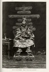 Retrato do Rei Dong Khanh (1864-1889) Imperador de Annam, em traje cerimonial. Gravura de Thiriat, para ilustrar a história "Trente mois au Tonkin" do Dr. Charles Edouard Hocquard (1853-1911), em 1885, em Le tour du monde, nouveau journal des voyages.