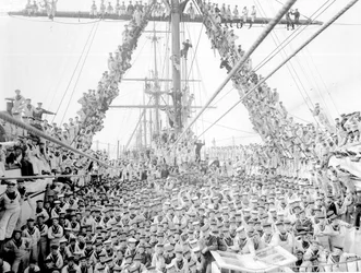 Meninos a bordo do navio de treinamento HMS Impregnable at Plymouth, 1906