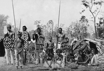 Um grupo de nativos de Queensland carregando lanças e escudos, 1902