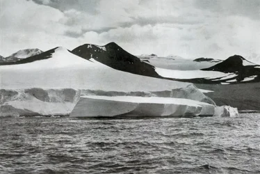 Um parto de Berg de uma geleira em Cape Crozier, c1911, 1913