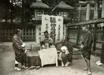 Um adivinho no templo de Inari, 1910.