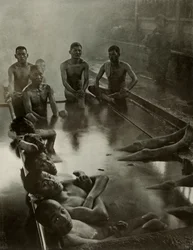 Um banho público em Kanawa, 1910.