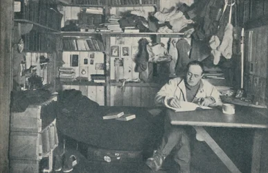 Capitão RF Scott, RN, escrevendo em seu diário, c1911, 1936.