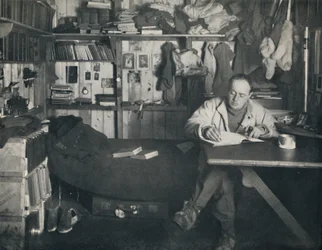 Capitão Scott Redigindo Seu Diário na Cabana de Cape Evans, c1911, 1914.