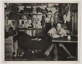 Capitão Scott escrevendo seu Diário, durante a Expedição Terra Nova (1910-13) para o Pólo Sul (impressão de brometo)
