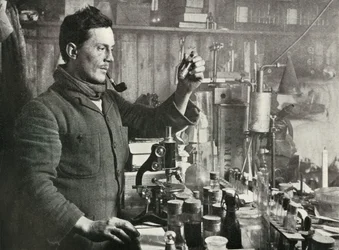 Dr. Atkinson em seu laboratório, 15 de setembro de 1911, 1913