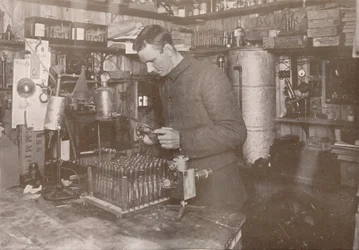 Dr. Simpson em seu laboratório, 21 de dezembro de 1911, 1913