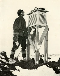 Dr. Wilson Observando os Primeiros Raios da Luz Solar Gravados, c1911, 1913