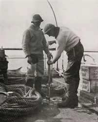 Dr. Wilson e Dr. Atkinson Carregando a Harpoon Gun, c19101913, 1913