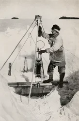 EW Nelson com a garrafa de água isolada Nansen-Petersen, c1911, 1913