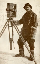 HG Ponting e uma de suas câmeras cinematográficas, janeiro de 1912, 1913.