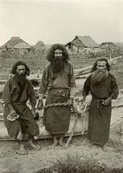 Happu Konno, o caçador no centro e dois pescadores de Ainu, 1910.