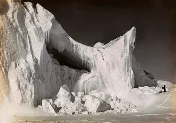 Castelo de gelo no final do inverno filmado durante a expedição inglesa à Antárctida