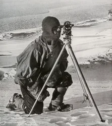 Lieut. ERGR Evans examinando o teodolito de quatro polegadas, outubro de 1911, 1913.
