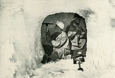 Lieut. Evans e Nelson cortando uma caverna para armazenamento a frio, 12 de janeiro de 1911, 1913