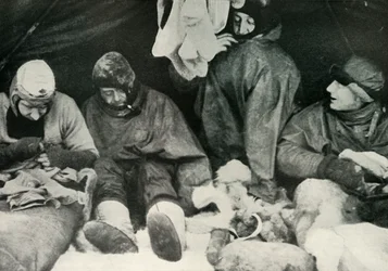 Membros do Partido Polar Entrando nos Sacos de Dormir, c1911, 1913.
