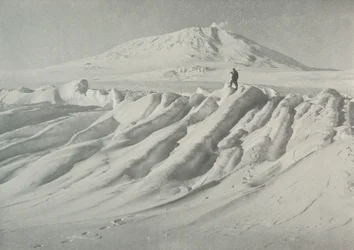 Monte Erebus sobre um iceberg desgastado pela água, outubro de 1911, 1913