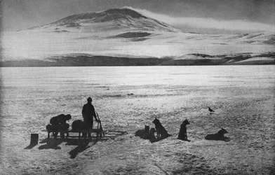 Monte Erebus, mostrando sinais de atividade, c1910, 1928