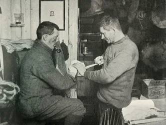 O pequeno oficial Evans ligando a mão do Dr. Atkinsons, 5 de julho de 1911, 1913